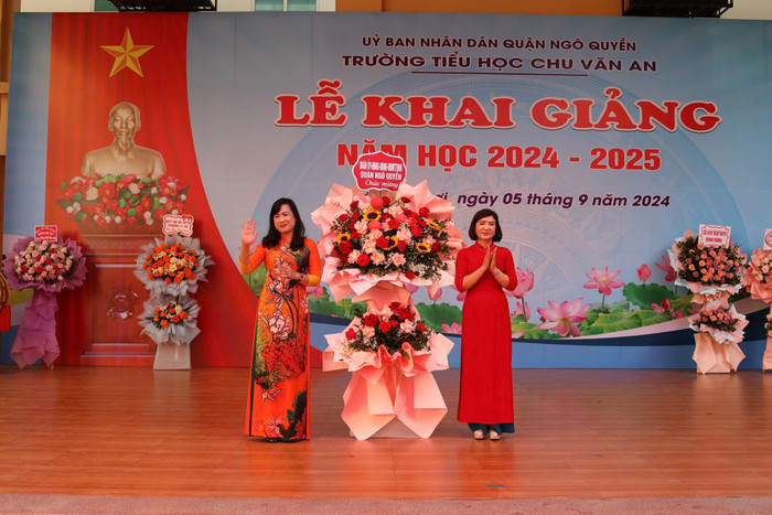 Lãnh đạo quận Ngô Quyền tặng hoa chúc mừng Trường Tiểu học Chu Văn An (Ảnh: LT) GDVN_khai-giang-hp-4.jpg