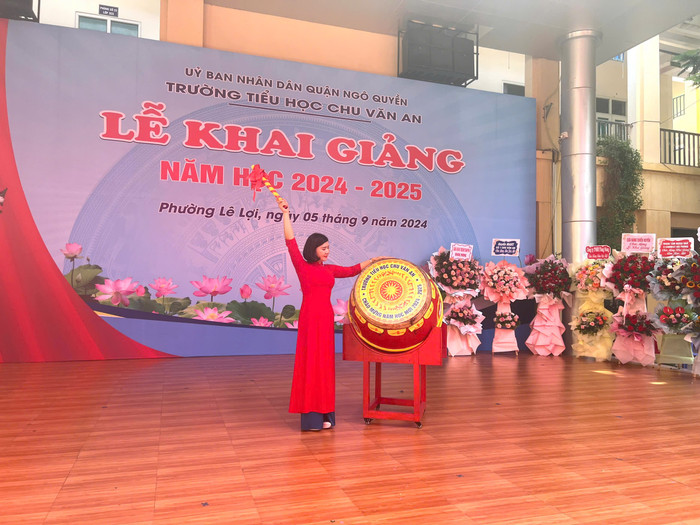 Cô giáo Phạm Thị Diện - Hiệu trưởng Trường Tiểu học Chu Văn An đánh trống khai trường (Ảnh: LT) GDVN_khai-giang-hp-7.jpg