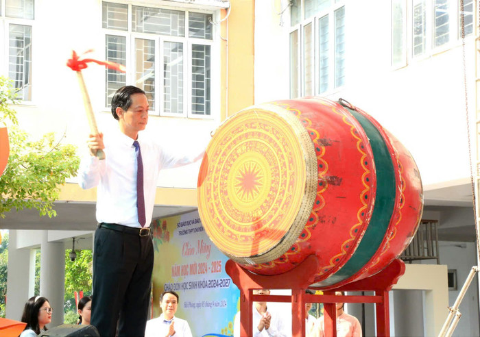 Ông Đỗ Mạnh Hiến - Phó bí thư Thường trực Thành uỷ Hải Phòng đánh trống khai giảng tại Trường Trung học phổ thông chuyên Trần Phú (Ảnh: LT) GDVN_khai-giang-hp-2.jpg