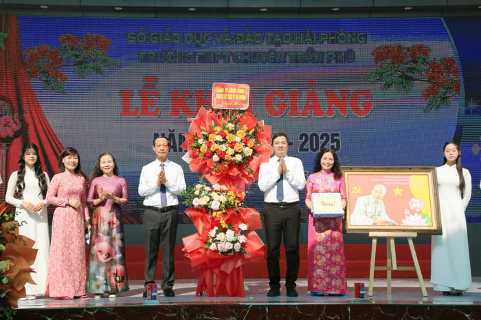 Ông Đỗ Mạnh Hiến - Phó bí thư Thường trực Thành uỷ Hải Phòng tặng hoa chúc mừng Trường Trung học phổ thông chuyên Trần Phú (Ảnh: LT) GDVN_khai-giang-hp-3.jpg