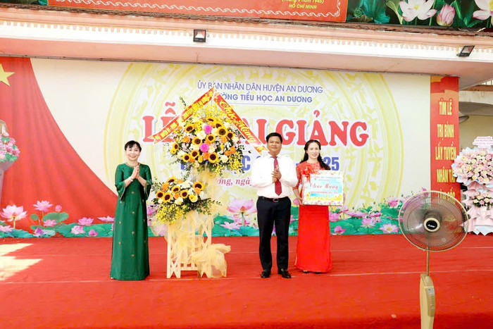 Lãnh đạo huyện An Dương tặng hoa chúc mừng Trường Tiểu học An Dương (Ảnh: LT) GDVN_khai-giang-hp-19.jpg