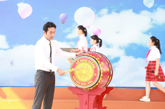 Thầy giáo Trịnh Văn Tuấn - Hiệu trưởng Trường Trung học cơ sở Chu Văn An đánh trống khai giảng khai giảng năm học mới (Ảnh: LT) GDVN_khai-giang-hp-12.jpg
