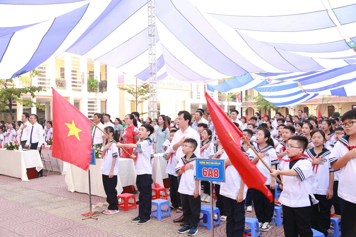 Thầy và trò Trường Trung học cơ sở Chu Văn An (quận Ngô Quyền, Hải Phòng) hân hoan chào đón năm học mới (ảnh: Lã Tiến) GDVN_khai-giang-hp-10.jpg