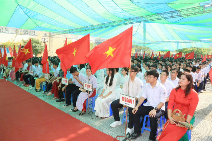 Học sinh Trường Trung học phổ thông chuyên Trần Phú hân hoan chào đón năm học mới (Ảnh: LT) GDVN_khai-giang-hp-1.jpg