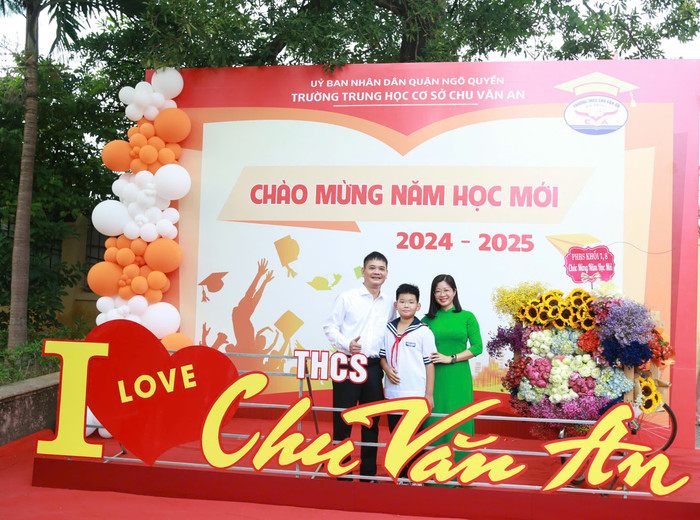 Phụ huynh chụp ảnh kỷ niệm cùng con trước giờ khai giảng (Ảnh: LT) GDVN_khai-giang-hp-13.jpg