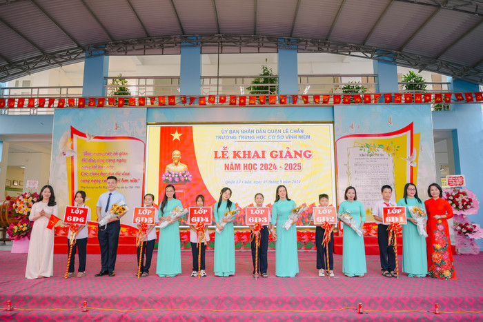 Trường Trung học cơ sở Vĩnh Niệm chào đón học sinh khối 6 (Ảnh: LT) GDVN_khai-giang-hp-17.jpg