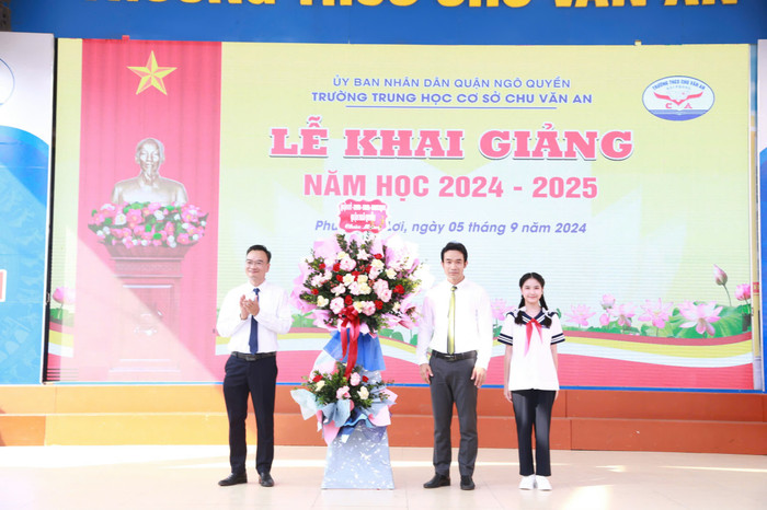 Lãnh đạo quận Ngô Quyền tặng hoa chúc mừng Trường Trung học cơ sở Chu Văn An (Ảnh: LT) GDVN_khai-giang-hp-11.jpg