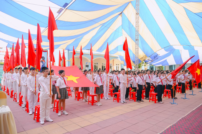 Học sinh Trường Trung học cơ sở Vĩnh Niệm (quận Lê Chân) hân hoan khai giảng năm học mới (Ảnh: LT) GDVN_khai-giang-hp-15.jpg