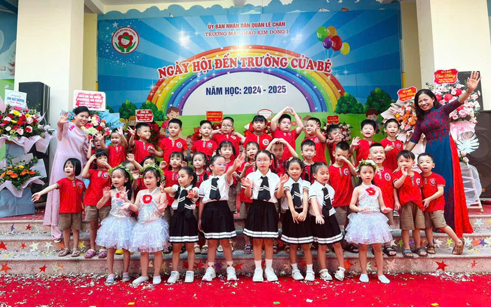 Cô và trò Trường Mầm non Kim Đồng 1 (quận Lê Chân, Hải Phòng) khai giảng năm học mới (Ảnh: LT) GDVN_khai-giang-hp-14.jpg