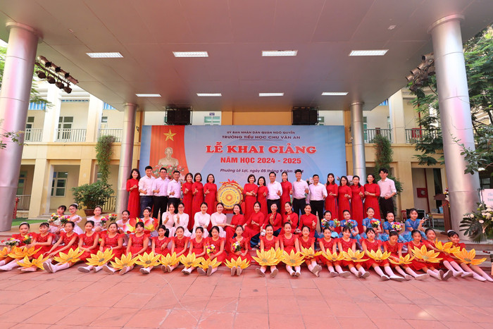 Cô và trò Trường Tiểu học Chu Văn An chào đón năm học mới (Ảnh: LT) GDVN_khai-giang-hp-5.jpg
