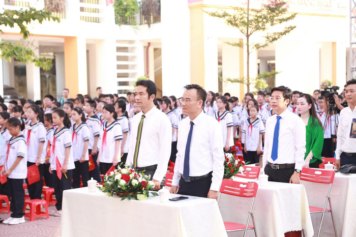 Trường Trung học cơ sở Chu Văn An tưng bừng khai giảng năm học mới (Ảnh: LT) GDVN_khai-giang-hp-9.jpg