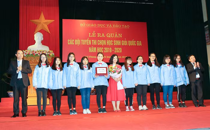 Lãnh đạo Sở Giáo dục và Đào tạo Hải Phòng tặng quà cho các em học sinh dự thi học sinh giỏi quốc gia. (Ảnh: Lã Tiến)