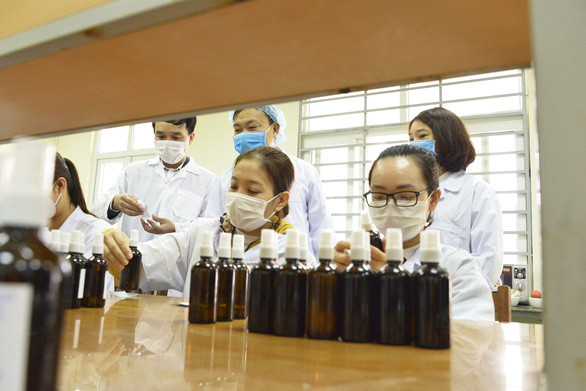 Các thầy cô giáo của Viện Môi trường thuộc Trường đại học Hàng hải Việt Nam chủ động điều chế nước rửa tay sát khuẩn nhằm tăng cường phòng chống dịch bệnh virus corona (Ảnh: CTV) Các thầy cô giáo của Viện Môi trường thuộc Trường đại học Hàng hải Việt Nam chủ động điều chế nước rửa tay sát khuẩn nhằm tăng cường phòng chống dịch bệnh virus corona (Ảnh: CTV)