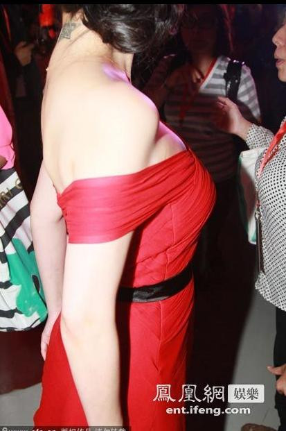 Một bức hình góc cạnh về vòng một của Đại S. Cả hai chị em nhà họ Từ cũng dính nhiều nghi án liên quan đến phẫu thuật thẩm mỹ, đặc biệt là khuôn mặt, còn vòng một thì Đại S vẫn tự hào nhận là "tự nhiên".