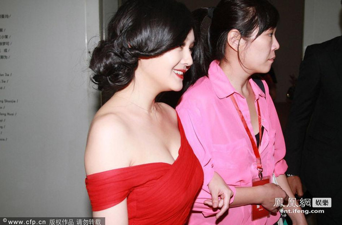 Rạng rỡ và sexy bên cạnh người quản lý riêng.