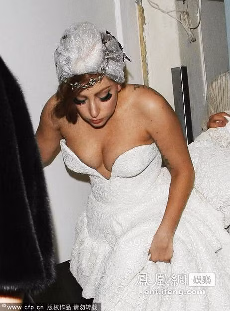 Xuất hiện trên một chiếc xe hơi sang trọng và được một nam vệ sĩ riêng dìu dắt, Lady Gaga trở thành tâm điểm chú ý khi cô bước xuống xe.