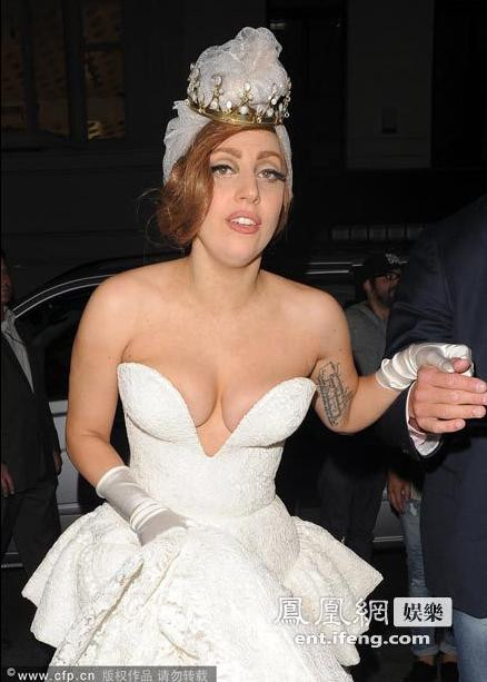 Nhìn gần, Lady Gaga có vẻ xuống sắc như người mất ngủ khiến cô trông già đi với má và đôi mắt xệ xuống thật thảm hại. Nhìn gần, Lady Gaga có vẻ xuống sắc như người mất ngủ khiến cô trông già đi với má và đôi mắt xệ xuống thật thảm hại.