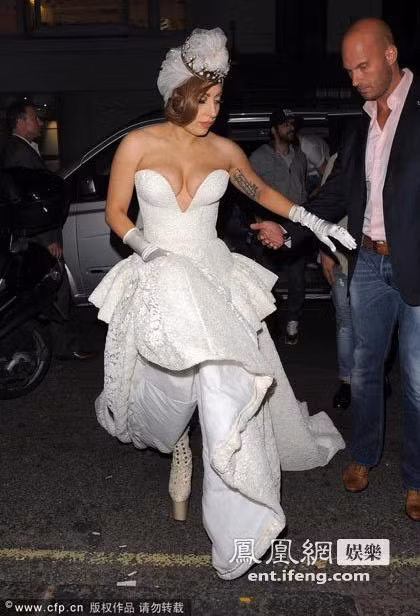 Lady Gaga còn "tương" thêm đôi guốc có chiều cao khủng... Dường như cô ca sĩ quái chiêu này thường thích làm khó chính mình với những trang phục và phụ kiện "phản chủ" thường xuyên làm Lady Gaga ngã bổ nhào hoặc "vồ ếch" khá hài hước.