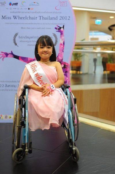 Á hậu 2 Jinjutha Joonwathee. Á hậu 2 Jinjutha Joonwathee.