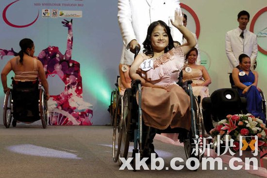 Á hậu 2 Jinjutha Joonwathee. Á hậu 2 Jinjutha Joonwathee.