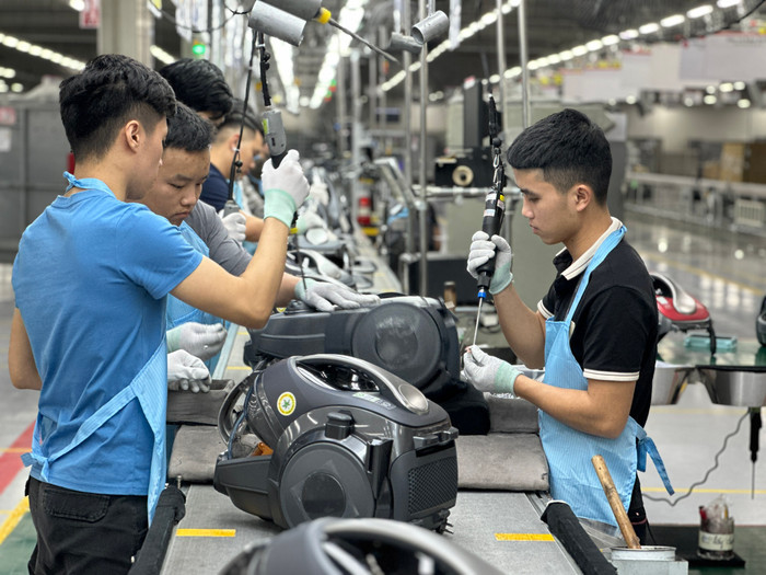 Người lao động làm việc tại Nhà máy của Công ty Trách nhiệm hữu hạn LG Electronics Việt Nam Hải Phòng (Ảnh: LH) Người lao động làm việc tại Nhà máy của Công ty Trách nhiệm hữu hạn LG Electronics Việt Nam Hải Phòng (Ảnh: LH)
