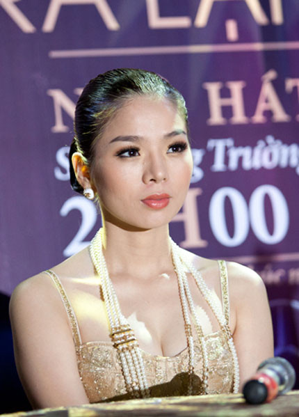 Gương mặt được trang điểm tinh tế giúp ca sĩ Lệ Quyên đẹp lên rất nhiều. (Ảnh: VNN) Gương mặt được trang điểm tinh tế giúp ca sĩ Lệ Quyên đẹp lên rất nhiều. (Ảnh: VNN)