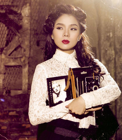 Cũng có khi kiêu kỳ, quý phái với phong cách tạo hình thiếu nữ quý tộc xưa. (Ảnh: kenh14) Cũng có khi kiêu kỳ, quý phái với phong cách tạo hình thiếu nữ quý tộc xưa. (Ảnh: kenh14)