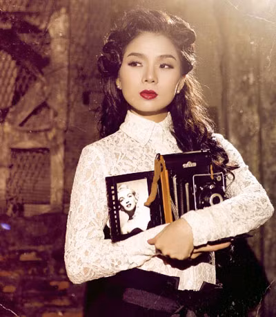 Cũng có khi kiêu kỳ, quý phái với phong cách tạo hình thiếu nữ quý tộc xưa. (Ảnh: kenh14) Cũng có khi kiêu kỳ, quý phái với phong cách tạo hình thiếu nữ quý tộc xưa. (Ảnh: kenh14)