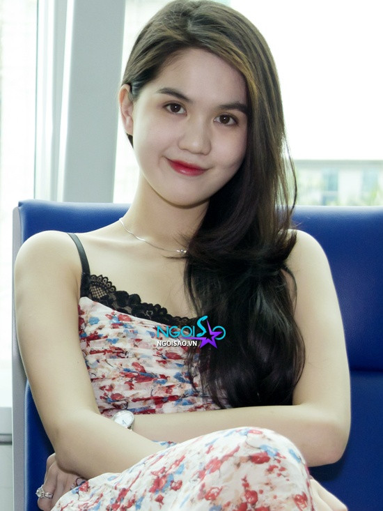 Ngọc Trinh da trắng bóc, môi hồng đào dễ thương.