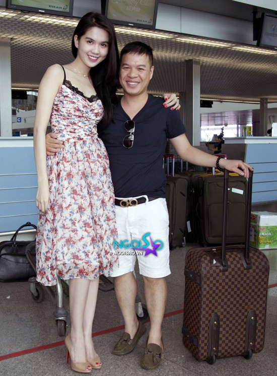 Chiếc váy hoa đỏ nổi bật trên làn da trắng sứ.