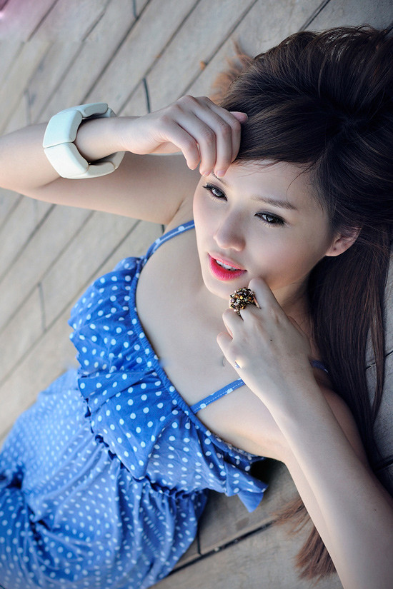 Tâm Tít đã từ bỏ hình ảnh dễ thương, mong manh ngày nào để thể hiện vẻ đẹp sống động, quyến rũ của cô gái trưởng thành.