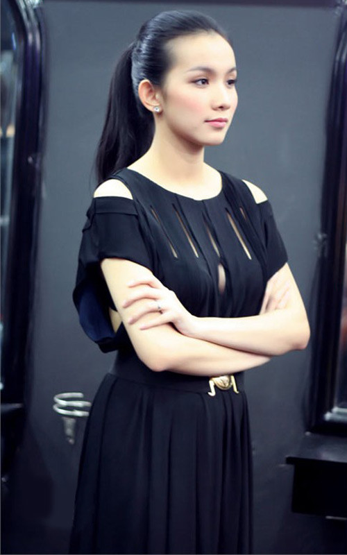 Những tháng đầu của việc "bầu bí", Hoa hậu Dương Thùy Lâm vẫn rất duyên dáng trong váy đầm có đai eo xinh xắn. (Ảnh: 24h) Những tháng đầu của việc "bầu bí", Hoa hậu Dương Thùy Lâm vẫn rất duyên dáng trong váy đầm có đai eo xinh xắn. (Ảnh: 24h)