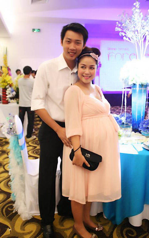 Giai đoạn bầu bí những tháng cuối, Ốc Thanh Vân trông rất "đồ sộ", gương mặt cô tròn xoe, đáng yêu. (Ảnh: 24h) Giai đoạn bầu bí những tháng cuối, Ốc Thanh Vân trông rất "đồ sộ", gương mặt cô tròn xoe, đáng yêu. (Ảnh: 24h)