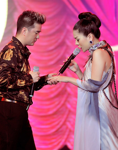 Ngọc Quyên rất da dáng "madam" với kiểu tóc vấn cao khi "bầu bí". (Ảnh: 24h) Ngọc Quyên rất da dáng "madam" với kiểu tóc vấn cao khi "bầu bí". (Ảnh: 24h)