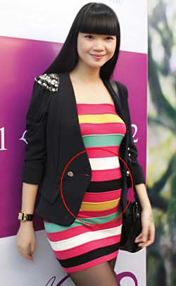 Ngay cả khi bầu bí, chân dài đình đám này vẫn vô tư diện những bộ váy đầm ôm trẻ trung, hiện đại. (Ảnh: 24h) Ngay cả khi bầu bí, chân dài đình đám này vẫn vô tư diện những bộ váy đầm ôm trẻ trung, hiện đại. (Ảnh: 24h)