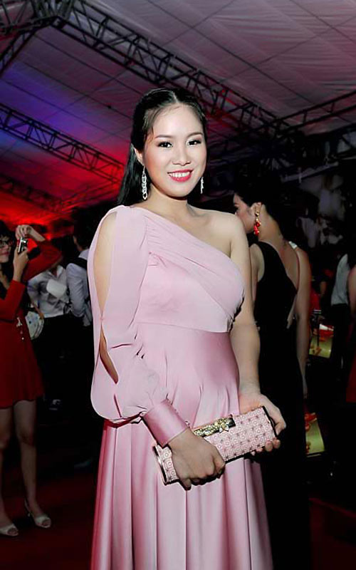 Diễn viên Lê Phương gợi cảm với đầm lệch vai khoét tay. (Ảnh: 24h) Diễn viên Lê Phương gợi cảm với đầm lệch vai khoét tay. (Ảnh: 24h)