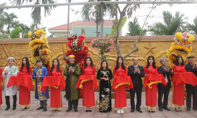 Lễ cắt băng khánh thành Cụm Phù điêu Lịch sử nhà trường (Ảnh: Hoàng Tùng) Lễ cắt băng khánh thành Cụm Phù điêu Lịch sử nhà trường (Ảnh: Hoàng Tùng)