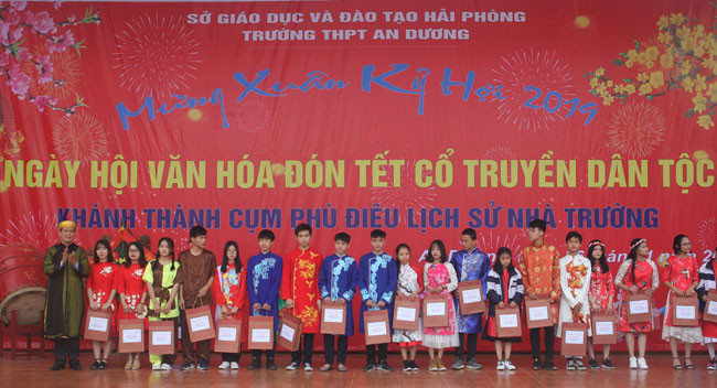 Nhà trường tổ chức trao quà Tết tặng các học sinh có hoàn cảnh khó khăn (Ảnh: Hoàng Tùng) Nhà trường tổ chức trao quà Tết tặng các học sinh có hoàn cảnh khó khăn (Ảnh: Hoàng Tùng)