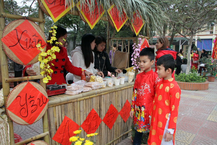 Nhiều gian hàng Tết được các thầy cô giáo tự tay làm (Ảnh: Lã Tiến) Nhiều gian hàng Tết được các thầy cô giáo tự tay làm (Ảnh: Lã Tiến)