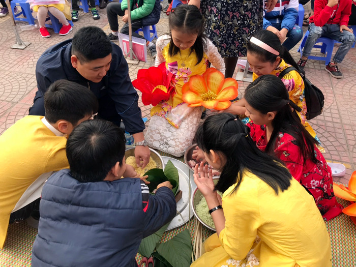 Học sinh được hướng dẫn quy trình gói bánh chưng (Ảnh: Lã Tiến) Học sinh được hướng dẫn quy trình gói bánh chưng (Ảnh: Lã Tiến)