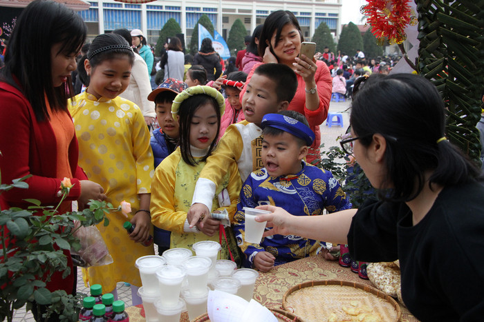 Các em học sinh tham quan, mua sắm tại các gian hàng Tết trong nhà trường (Ảnh: Lã Tiến) Các em học sinh tham quan, mua sắm tại các gian hàng Tết trong nhà trường (Ảnh: Lã Tiến)
