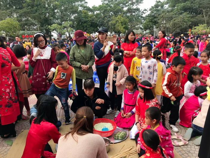 Các khối lớp tổ chức thi gói bánh chưng để tặng học sinh nghèo (Ảnh: Lã Tiến) Các khối lớp tổ chức thi gói bánh chưng để tặng học sinh nghèo (Ảnh: Lã Tiến)