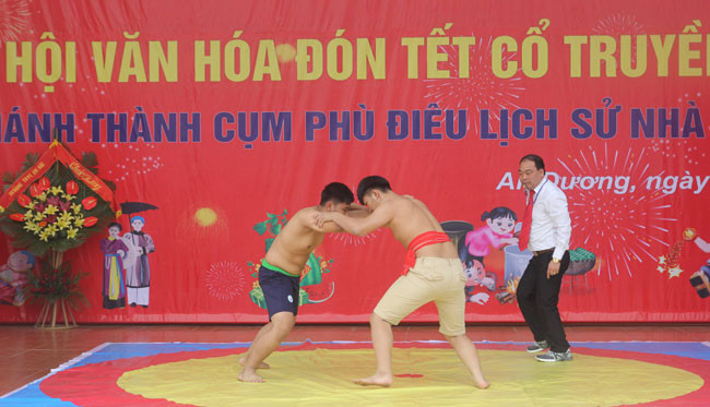 Ngày hội cũng tái hiện bộ môn vật cổ truyền (Ảnh: Hoàng Tùng) Ngày hội cũng tái hiện bộ môn vật cổ truyền (Ảnh: Hoàng Tùng)