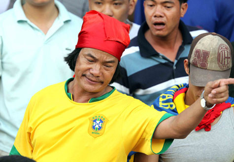 Nguyễn Văn Thuyết được nhiều người biết đến bởi ông là tay trống cổ động của đội bóng thành Nam hơn là một VĐV chạy việt dã lừng danh. (Ảnh: Quang Minh) Nguyễn Văn Thuyết được nhiều người biết đến bởi ông là tay trống cổ động của đội bóng thành Nam hơn là một VĐV chạy việt dã lừng danh. (Ảnh: Quang Minh)