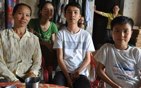 Thủ khoa Lê Đức Duẩn chụp chung với mẹ, em trai và người chị bên nội. Thủ khoa Lê Đức Duẩn chụp chung với mẹ, em trai và người chị bên nội.