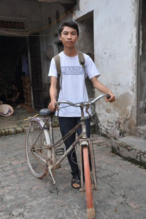 Lê Đức Duẩn và chiếc xe đạp trên đường tới trường. Lê Đức Duẩn và chiếc xe đạp trên đường tới trường.