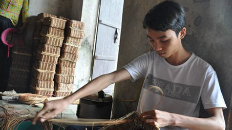 Rời sách vở, Duẩn lại giúp mẹ cạp lại quai cho sản phẩm mây tre đan. Rời sách vở, Duẩn lại giúp mẹ cạp lại quai cho sản phẩm mây tre đan.