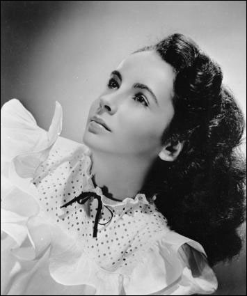 Bức hình được chụp năm người đẹp mắt tím mới chớm 18, vẫn giữ nguyên nét thơ ngây, trong sáng. Xem thêm: Angela Baby : Mỹ nhân "dao kéo" đẹp nhất điện ảnh Hoa ngữ