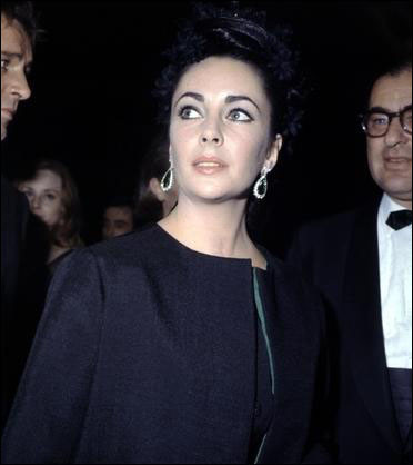 Nhưng khi xuất hiện tại các sự kiện lớn, Elizabeth Taylor vẫn cho thấy diện mạo và phong thái của một "bà hoàng". Xem thêm: Angela Baby : Mỹ nhân "dao kéo" đẹp nhất điện ảnh Hoa ngữ