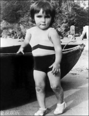 Khi còn là cô bé ba tuổi, Elizabeth vô cùng đáng yêu, bụ bẫm, gương mặt tròn xinh xắn. Xem thêm: Angela Baby : Mỹ nhân "dao kéo" đẹp nhất điện ảnh Hoa ngữ